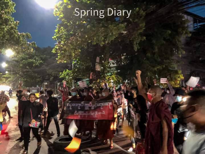 khin_kt's tweet photo. Despite the presence of strong junta forces, SeinPan Collective Strike marched through the streets in an attempt to defeat the genocidal regime. #FreezePaymentsToJunta #Nov11Coup    #WhatsHappeningInMyanmar https://t.co/ZWWcHsKzBZ