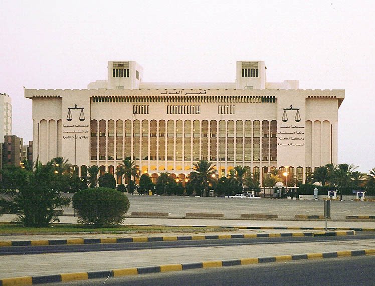 Almajlliss's tweet photo. المحكمة الكلية تبطل قرار منع تجديد اقامة الوافدين البالغين الـ60 عاماً ولائحة قواعد إذن العمل الجديدة وتلغي قرار إصدار أذونات العمل للكويتيين بالبابين الثالث والخامس. https://t.co/qtibrJ9Jzg