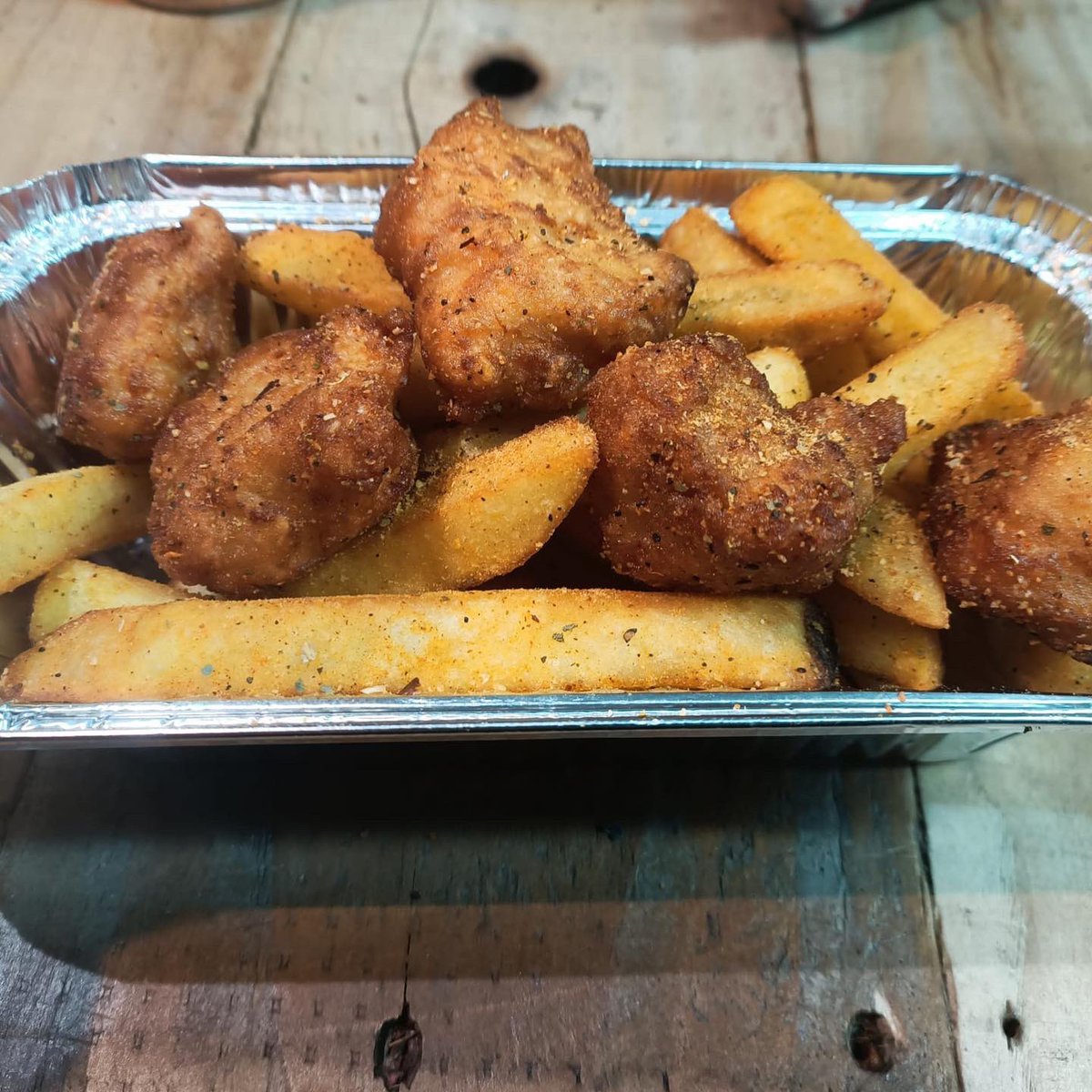 Bitofbullydart's tweet photo. We've had the chef in today cooking up some potential meals for the darts bar.  
-Quarter-pounder cheeseburger with triple cooked wedges and mozzarella sticks
-Pizza loaded chips with mozzarella sticks
-Crispy battered piri piri chicken and chips https://t.co/8i8FMdti22
