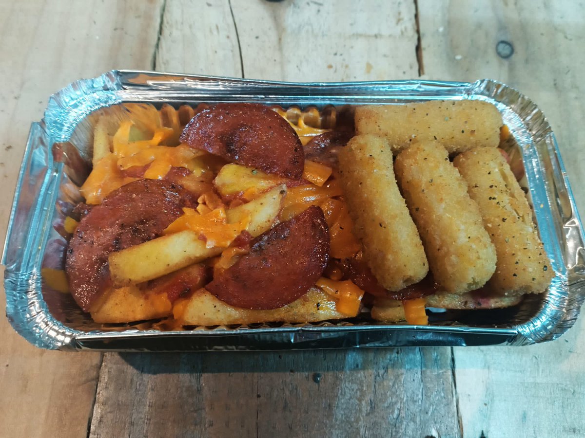 Bitofbullydart's tweet photo. We've had the chef in today cooking up some potential meals for the darts bar.  
-Quarter-pounder cheeseburger with triple cooked wedges and mozzarella sticks
-Pizza loaded chips with mozzarella sticks
-Crispy battered piri piri chicken and chips https://t.co/8i8FMdti22