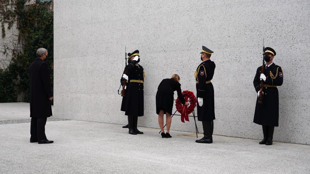 TiffanySadlerUK's tweet photo. Kongresni trg, on the eleventh hour, of the eleventh day of the eleventh month. #WeWillRememberThem https://t.co/DHhITqErGm