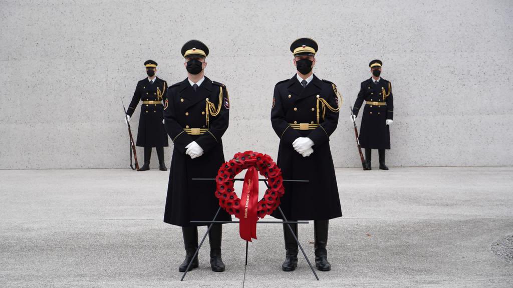 TiffanySadlerUK's tweet photo. Kongresni trg, on the eleventh hour, of the eleventh day of the eleventh month. #WeWillRememberThem https://t.co/DHhITqErGm