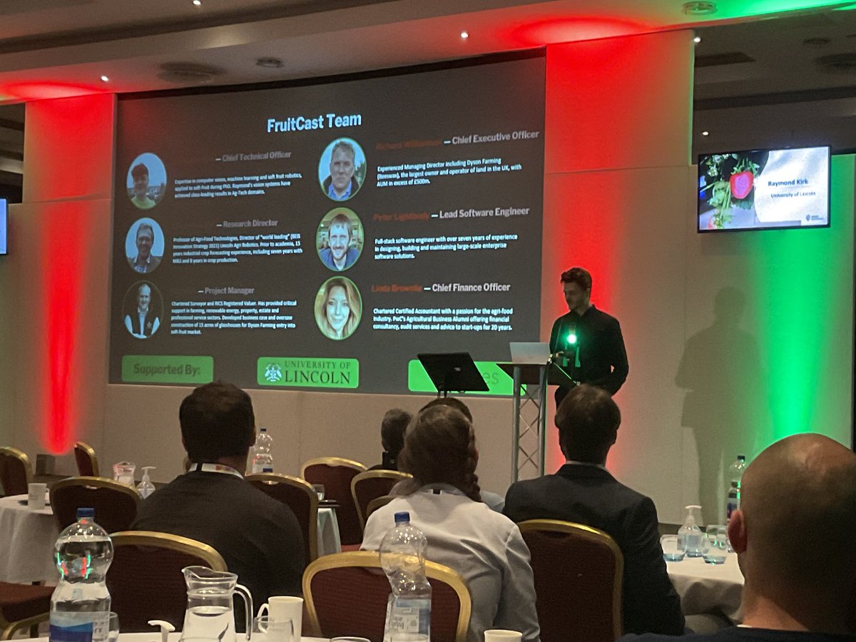 LCAS_UoL's tweet photo. Our “home-grown” entrepreneur @RayTunstill presenting his new spin out #FruitCast at the @berrygardensltd growers conference. Funded by @AgritechCeres @LIATLincoln https://t.co/vfYewGYxql