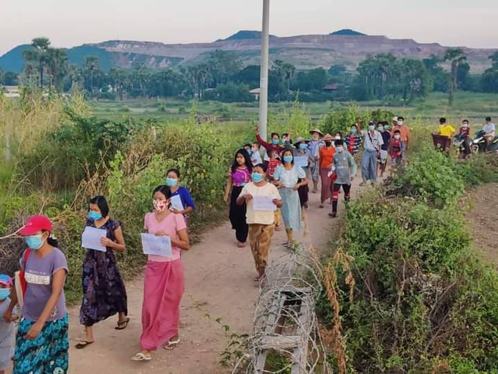 julinooooo's tweet photo. Residents of Monywa's Letpadaungtaung district successfully protested the military dictatorship. #FreezePaymentsToJunta #Nov11Coup    #WhatsHappeningInMyanmar https://t.co/NA38oXU4mj