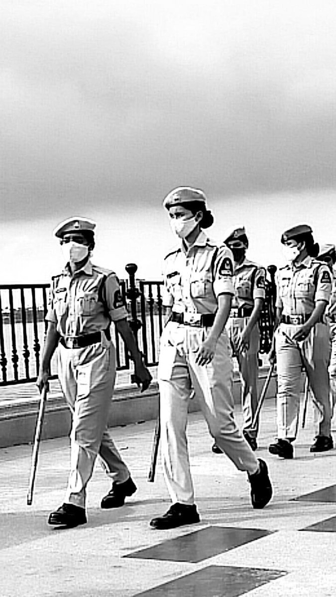 kirthzz's tweet photo. Why does black and white feel more realistic 🖤🥺
Black and white supremacy
Different pictures, different lifestyles, different places.......... https://t.co/u1JVD4Zbd5