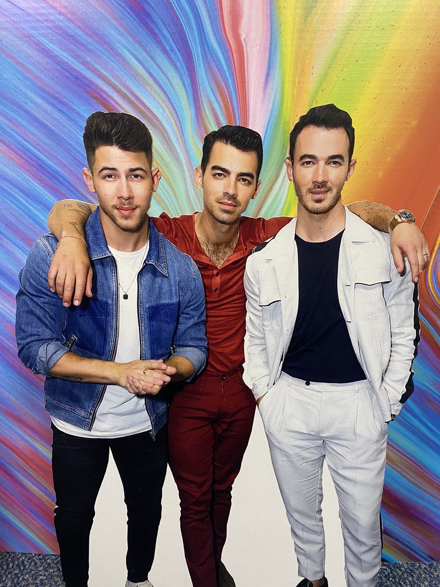 New Giveaway Alert! To win this group cutout of the #jonasbrothers you need to:
Like and retweet 
Comment your favourite fruit 
And Follow us 

You have until Monday ☺️
 #joejonas #kevinjonas #nickjonas