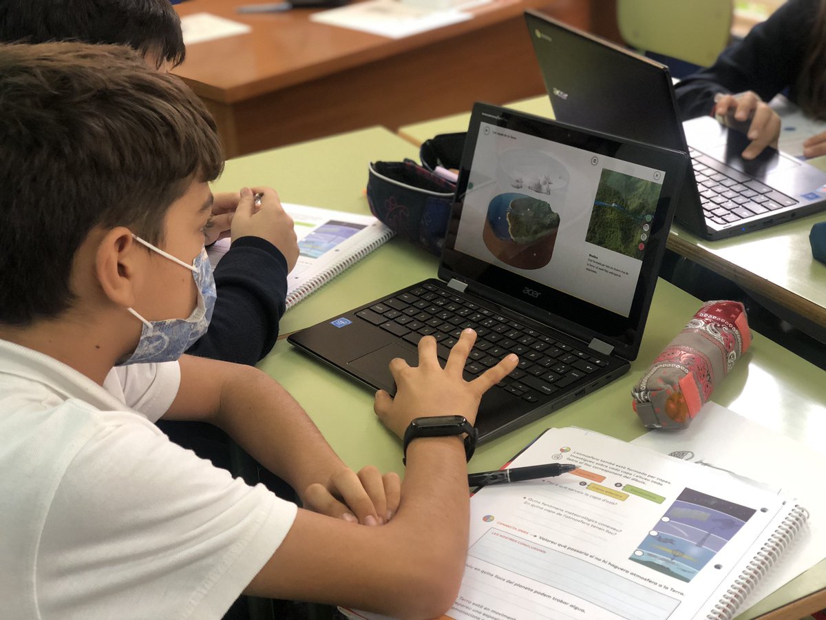 Csamisancer's tweet photo. Enriquim el nostre aprenentatge gràcies a la tecnologia. Coneguem les capes de la Terra al projecte “un viatge espacial” @Csatoni1 @santaanalliria #serde6mola https://t.co/XK6NlUaKwa