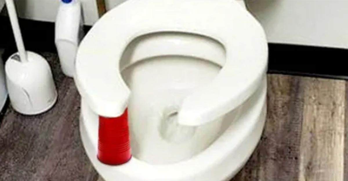 thedelitesite's tweet photo. 🚨Put A Red Cup Under Toilet Seat At Night, Here's Why 🚨