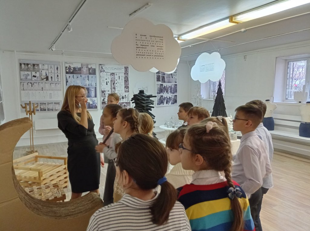 9 и 10 ноября обучающиеся 4 В и 4 Д классов в рамках взаимного сотрудничества с Группа компаний "ЭкоВоз" посетили выставку ПОВТОР. Территория recycling♻ #экология