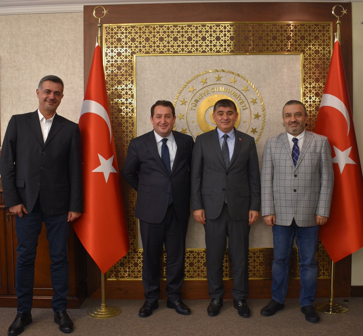 Büyükelçi Dr. M. Mustafa Göksu bugün, "Gelecek Hareketi" (Future Movement) Türkiye Koordinatörü Rami Mahfoud, "MULIERUM" şirketinin CEO'su Kayhan Kırmızıgül ile anılan şirkette Yüksek Mimar S. Uğur Bilginer'i makamında kabul etmiştir.