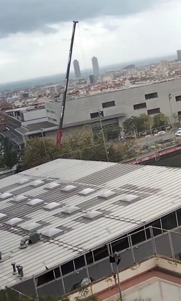 volemL9's tweet photo. 🏗️Aquest matí una grua de grans dimensions ha retirat material i maquinària que encara es troba al pou de Guinardó | Hospital de Sant Pau #volemL9 #volemL10
📷 @maxii_olii https://t.co/DHwD6mMEXm
