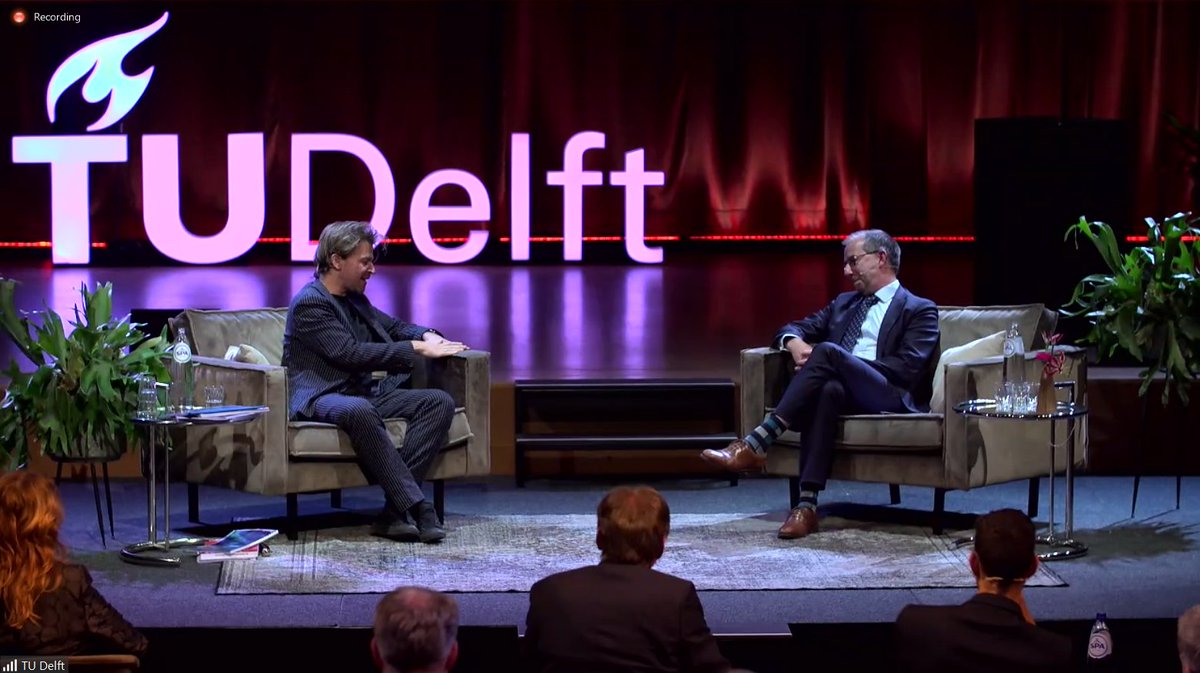 ufonds's tweet photo. Our moderator @RolfHut speaking with our Vice-Rector Magnificus Prof.dr. Rob Mudde, during the #BestGraduate2021 ceremony, about the eight faculty #BestGraduates & how they can be examples of how to face our future challenges. https://t.co/9qv934IHxe