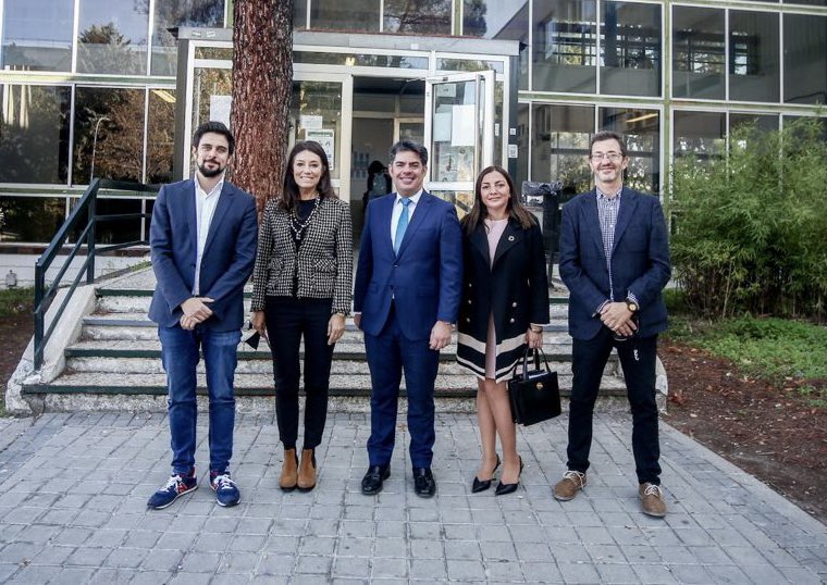 Esta mañana, Fidel Rodríguez Batalla y Mª Jesús García Alarilla han visitado junto a nuestro director el laboratorio del #SECYR durante su actividad de la #SemanaCienciaInnovacion: “De la excavación al laboratorio, aprendiendo cómo se restauran objetos arqueológicos”