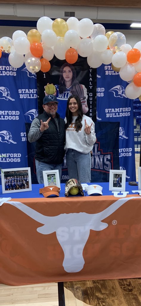 JarredLewis15's tweet photo. Proud of these young ladies!!! Very thankful to be part of their softball journey!!! Continue to embrace the Grind!!! https://t.co/3saqRlC0yO