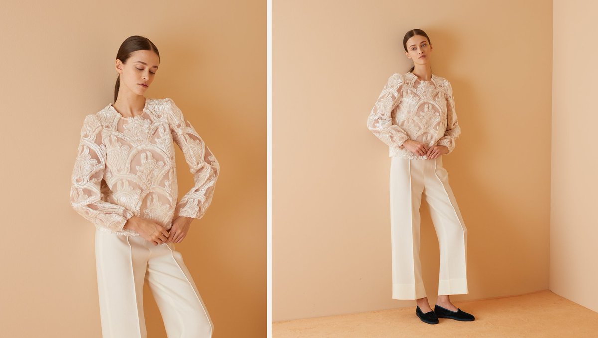 lazzaristore's tweet photo. Una blusa in velluto di seta per sognare matrimoni invernali, gonne corte da indossare con i penny loafers e piccoli fiori ricamati che non temono il freddo.
Le novità della settimana sono arrivate su https://t.co/Ba9O05WQhg e nei nostri negozi. #Lazzari #LazzariStore https://t.co/Vg6t2W1wS7