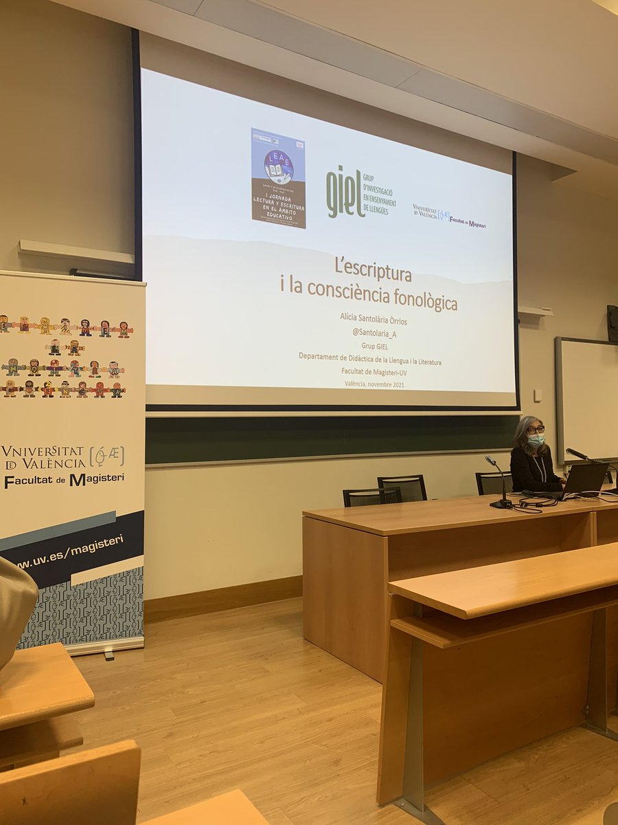GrupGIEL's tweet photo. La nostra companya @Santolaria_A presenta “L’escriptura i la consciència fonològica” a la I Jornada Lectura y Escritura en el Ámbito Educativo #LEAE que se celebra hui a la Facultat de Magisteri. https://t.co/p2aUPxnXGl
