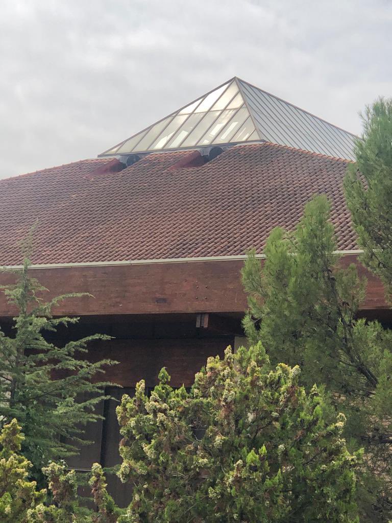 ironproyect's tweet photo. Reparación de retícula de aluminio de lucernario a cuatro aguas y sustitución de vidrios por policarbonato celular. #obra #lucernario #construcción #edificación #perfiles #aluminio #policarbonato #industrial #cúpula #ironproyect https://t.co/YTYb9zAuDz