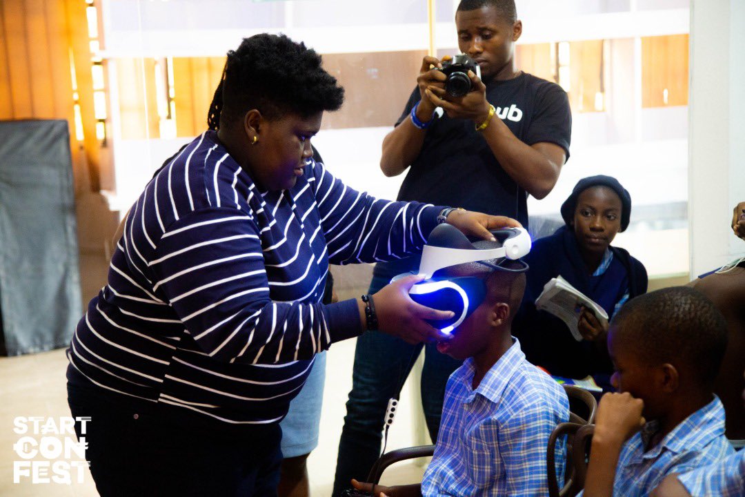 tonyonuk's tweet photo. #StartConFest2021 is open to everyone. 
The highlight of today's event was when kids had to experience Virtual Reality firsthand. 

Judging from their excitement, it can be concluded that everyone loves Tech!
#SCF2021 https://t.co/DGunT26MFA