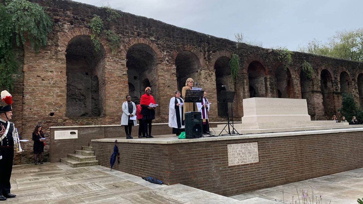 UKinItaly's tweet photo. On the 11th hour of the 11th day of the 11th month, 100 years on, we will remember them. 
#LestWeForget @JezMJBennett @CWGC @JillMorrisFCDO @PLinItalia @AmbasciataUSA @AusAmbRome @CanadainItalia https://t.co/xNeCCHnHjU