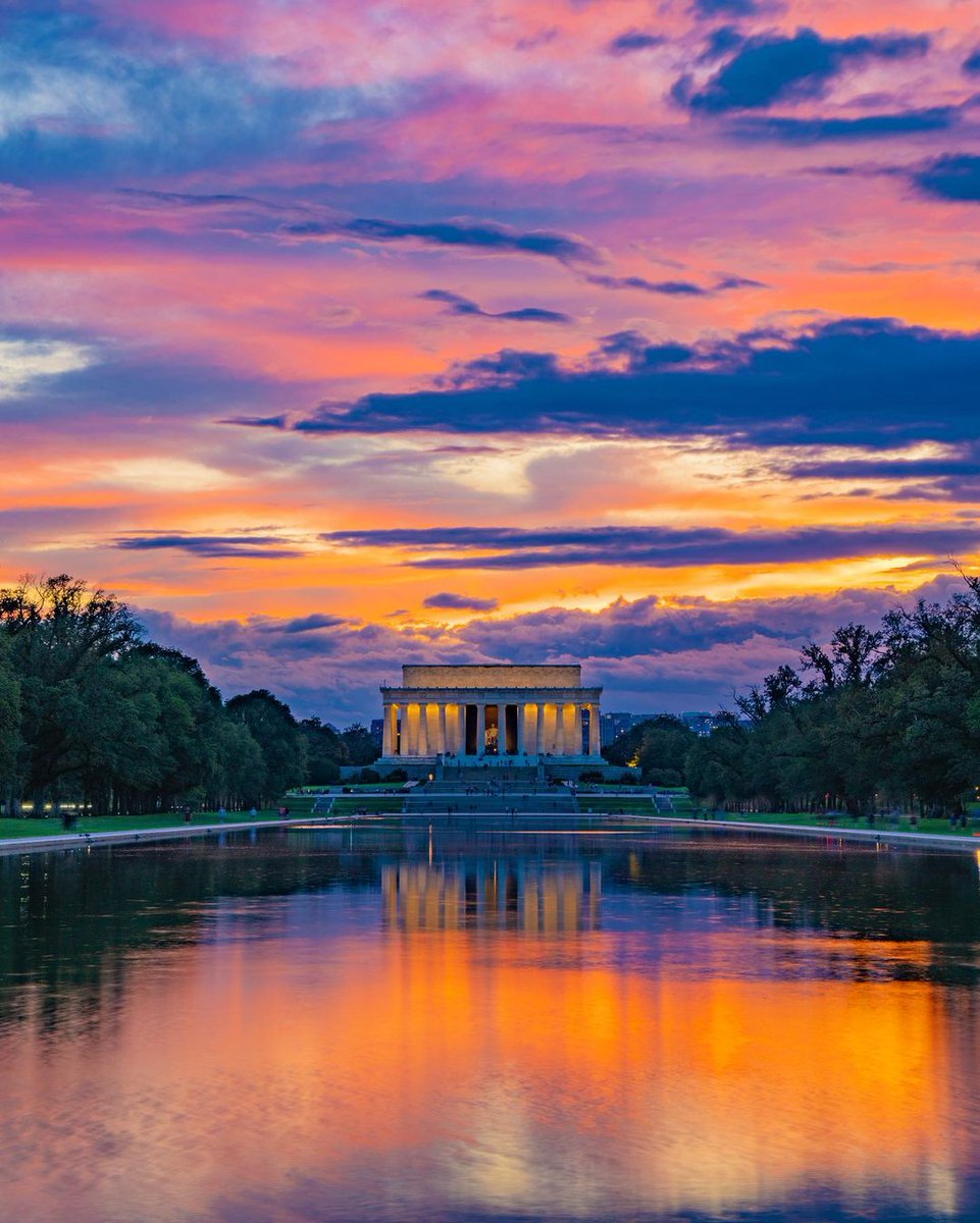 CapitalRegionUS's tweet photo. Beautiful vivid hues over the Lincoln Memorial Reflecting Pool in Washington, DC

📸: @mikelurie
​
​#CapitalRegionUSA #MyDCcool #WashingtonDC #igdc #VisitWashingtonDC https://t.co/nbsselg5tU
