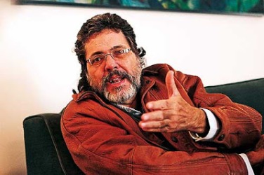 Mi felicitación para Abel Prieto, Presidente de la Casa de las Américas, que está hoy de cumpleaños. Abel es uno de nuestros intelectuales más brillantes y queridos, que ha consagrado su vida a trabajar por la cultura y la Revolución. Un gran abrazo, hermano.