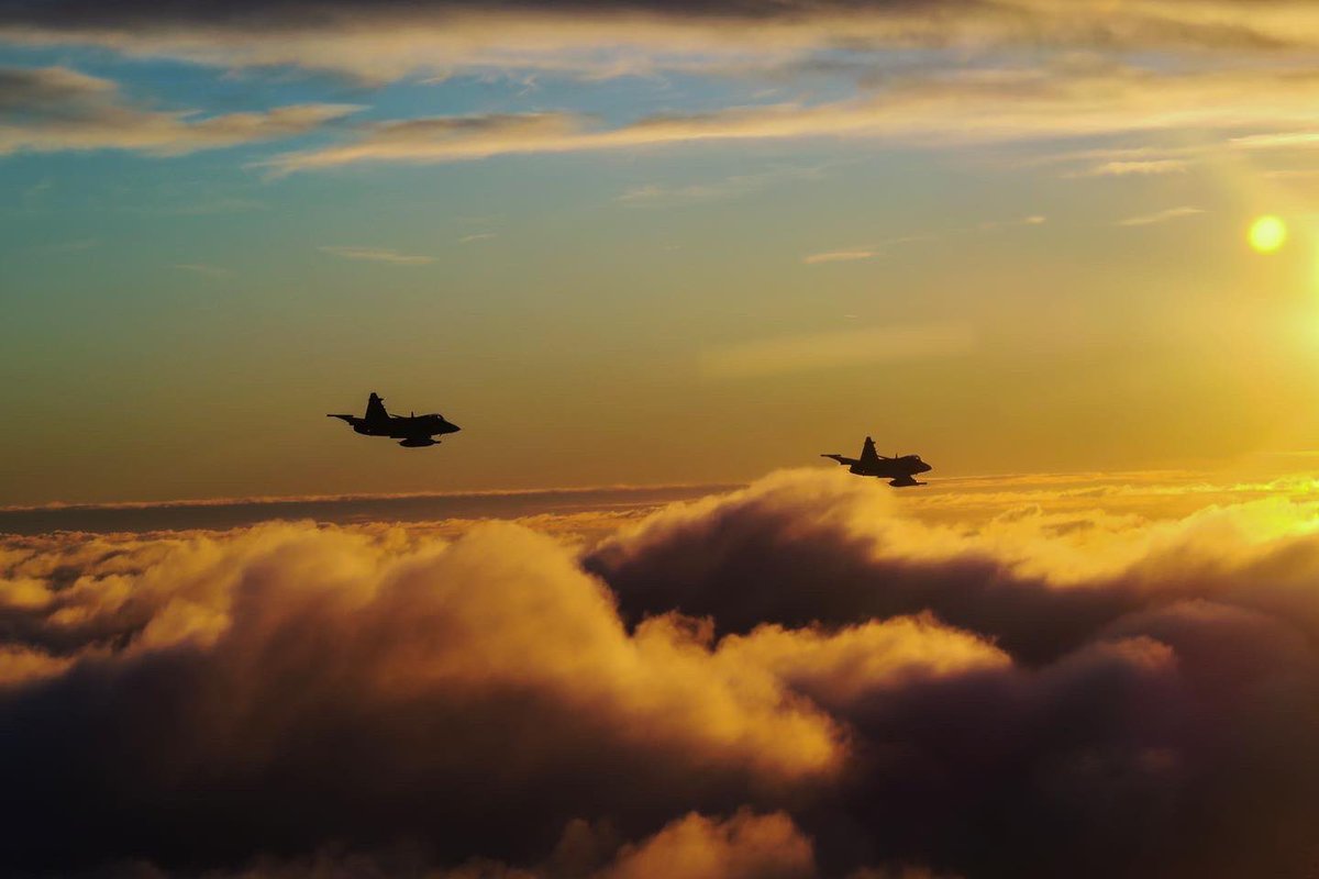 stridspiloterna's tweet photo. #stridspiloterna #jas39gripen #jas39c #flygvapnet #airforce #suckerforsunsets #swedishairforce #saabinthesky #cloudsurfing https://t.co/EoEocDbQfh