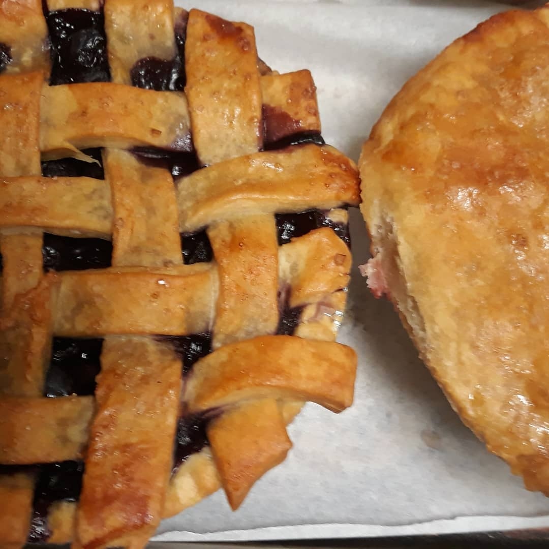 blkrestaurantwk's tweet photo. Late Fall / Winter = "Eat pie for breakfast with abandon" season. 

( #📷 @sweetspoturban ) / Jacksonville

Black Restaurant Week FLORIDA is happening 11/12 - 11/21!  Shoutout to our partners @pepsidigin &amp; our community sponsors @yelp 🙌🏾 #BRW2021

#comfortfood  #comfortfoodeats https://t.co/HnT9DaNDHT