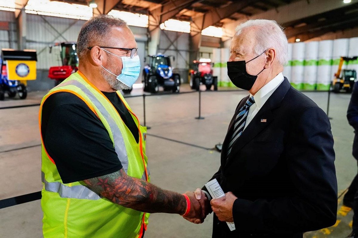 portsamericahq's tweet photo. At the #PortofBaltimore, @POTUS Biden met with ILA workers to discuss The Bipartisan Infrastructure Deal—the single largest federal investment in our ports throughout history. @POTUS Biden says these investments will create good paying jobs. #forwardPAC https://t.co/lQuiPeiNOw