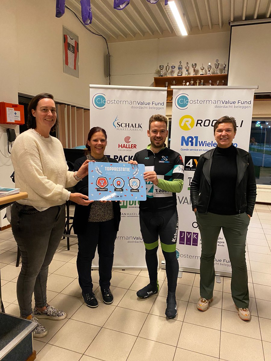 Wethouder Arjen van Drunen heeft gisterenavond, na zelf een rondje op de baan te hebben gefietst, de topprestatiebadges voor zowel voeding, alcohol, en rookvrij uitgereikt aan Wielervereniging Breda! Een inspirerend voorbeeld!🚴‍♂️#samenmakenwegezondgewoon