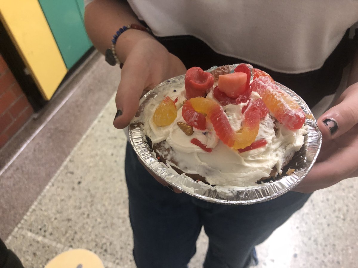 MmeReaume's tweet photo. The grade 8’s in 7/8 Reaume have been working on animal cells. Today they recreated an animal cell using a cake and candies to represent the organelles found in the cell. https://t.co/kLEFN9t8hi