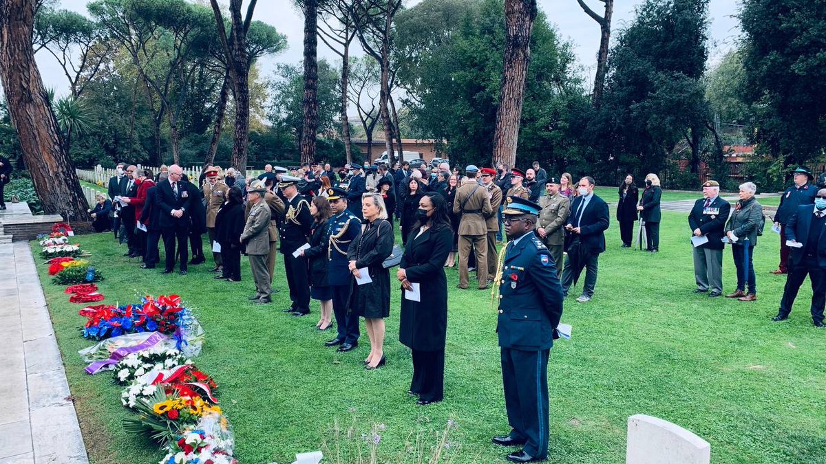 UKinItaly's tweet photo. On the 11th hour of the 11th day of the 11th month, 100 years on, we will remember them. 
#LestWeForget @JezMJBennett @CWGC @JillMorrisFCDO @PLinItalia @AmbasciataUSA @AusAmbRome @CanadainItalia https://t.co/xNeCCHnHjU