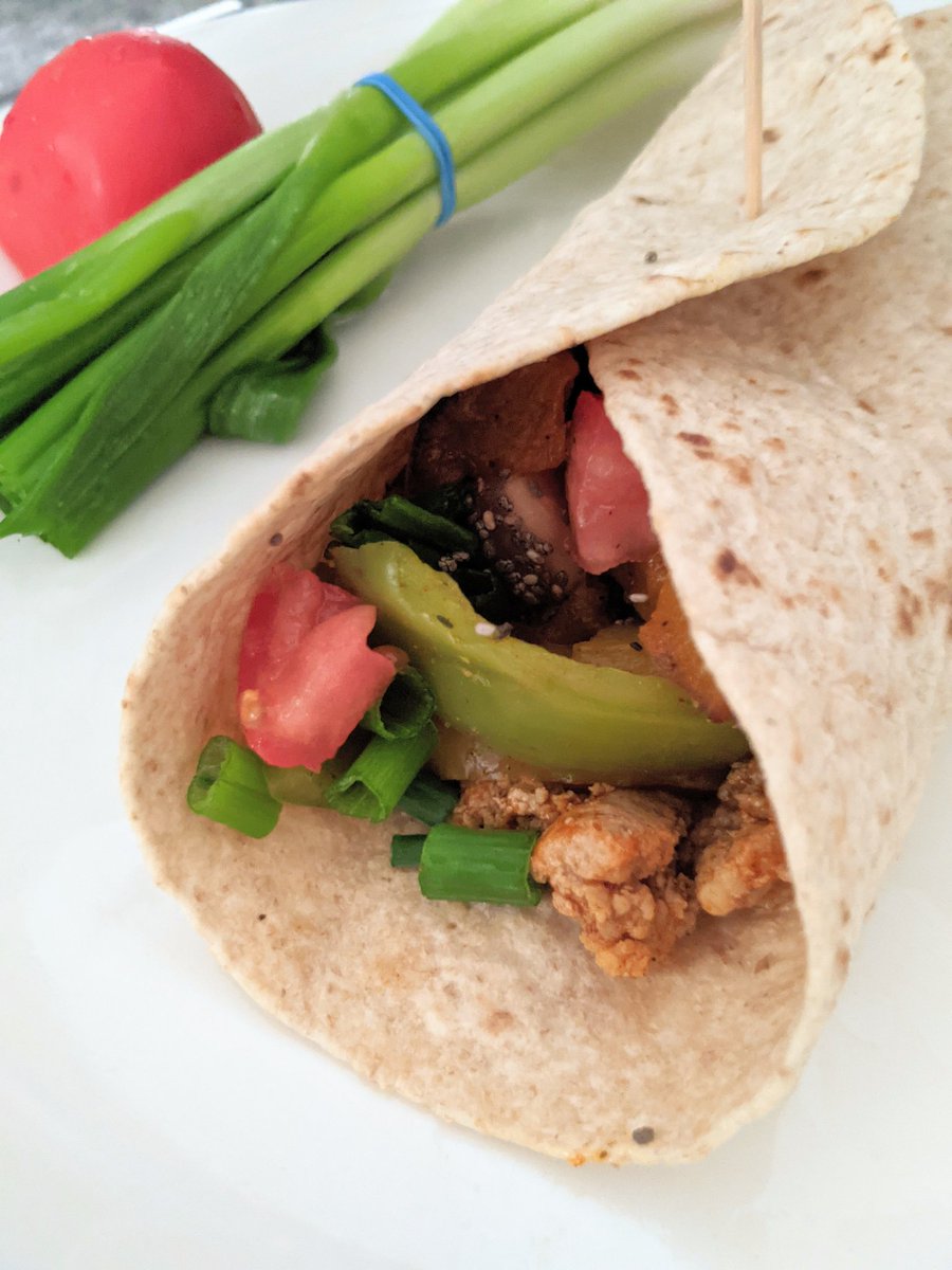 KalePlayful's tweet photo. What's for lunch? I made a yummy fajita with ground turkey (with taco seasoning), bell peppers, butternut squash, green onions, tomato's and topped it all off with chia seeds. Such a yummy and filling meal 😋.

#fajitas #meal #food #healthyfood #veggies #turkey #healthy #lunch https://t.co/yCAtBr5bB8