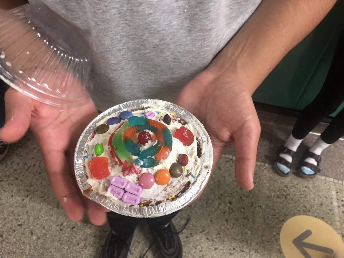 MmeReaume's tweet photo. The grade 8’s in 7/8 Reaume have been working on animal cells. Today they recreated an animal cell using a cake and candies to represent the organelles found in the cell. https://t.co/RLTs1xtRu5