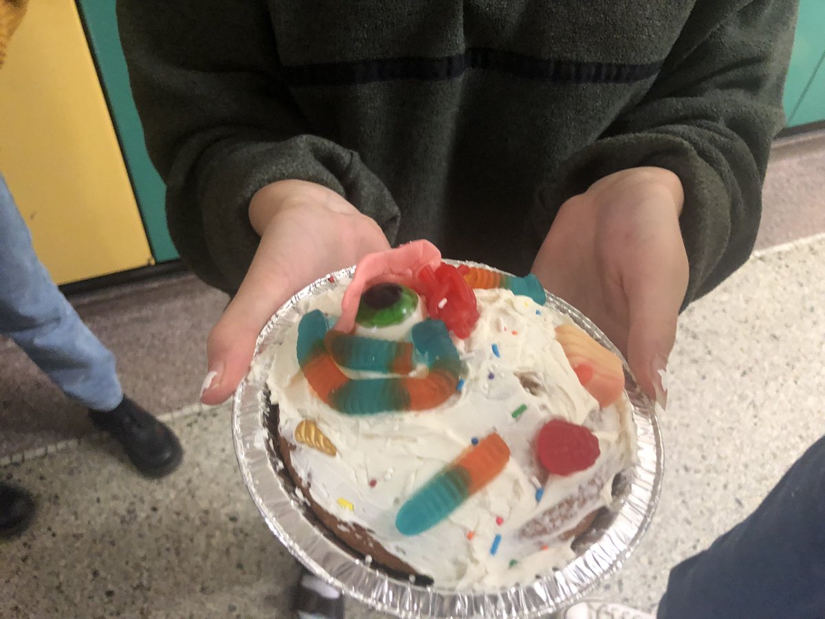 MmeReaume's tweet photo. The grade 8’s in 7/8 Reaume have been working on animal cells. Today they recreated an animal cell using a cake and candies to represent the organelles found in the cell. https://t.co/RLTs1xtRu5