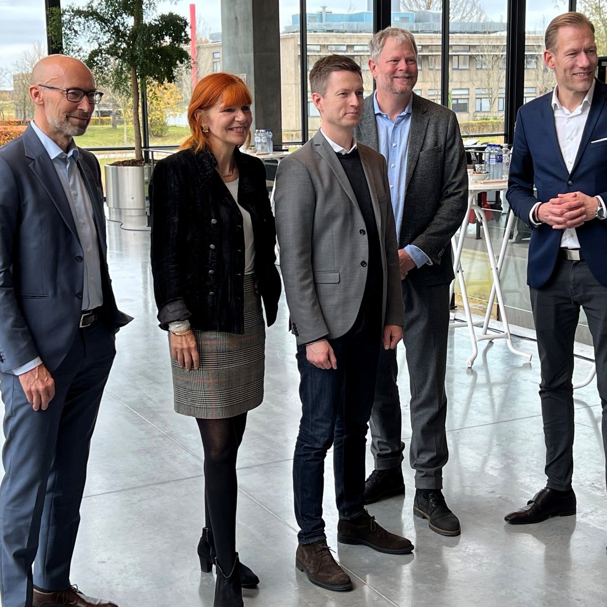 Godt møde med <a href="/Jesper_Pet/">Jesper Petersen</a> i dag på campus. Talte om Roskilde Universitets unikke profil, målrettede arbejde med iværksætteri, erhvervsklynger og regionale samarbejder til gavn for erhvervslivet. I godt selskab med vores tætte allierede <a href="/tomasbreddam/">Tomas Breddam</a> <a href="/HeinoKnudsen/">Heino Knudsen</a> #dkpol #forskpol