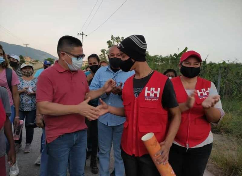 TcRoques's tweet photo. Nuestro alcalde @martinezhugor junto a su equipo de trabajo realizó recorrido casa por casa con líderes del sector en #fortinsanpedro de #Guatire, recogiendo propuestas para trabajar junto al pueblo zamorano.

Somos #RedZamora Somos #TropaC4

@red.zamora
@tropac4 https://t.co/gGK99CRcK0