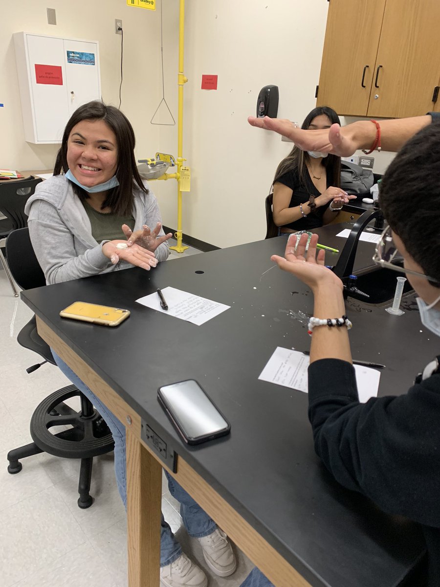 ProchnowSci's tweet image. Earth and Space Science explores the asthenosphere in this hands on lab! @SeguinHSTx @SeguinISD #matadorscience