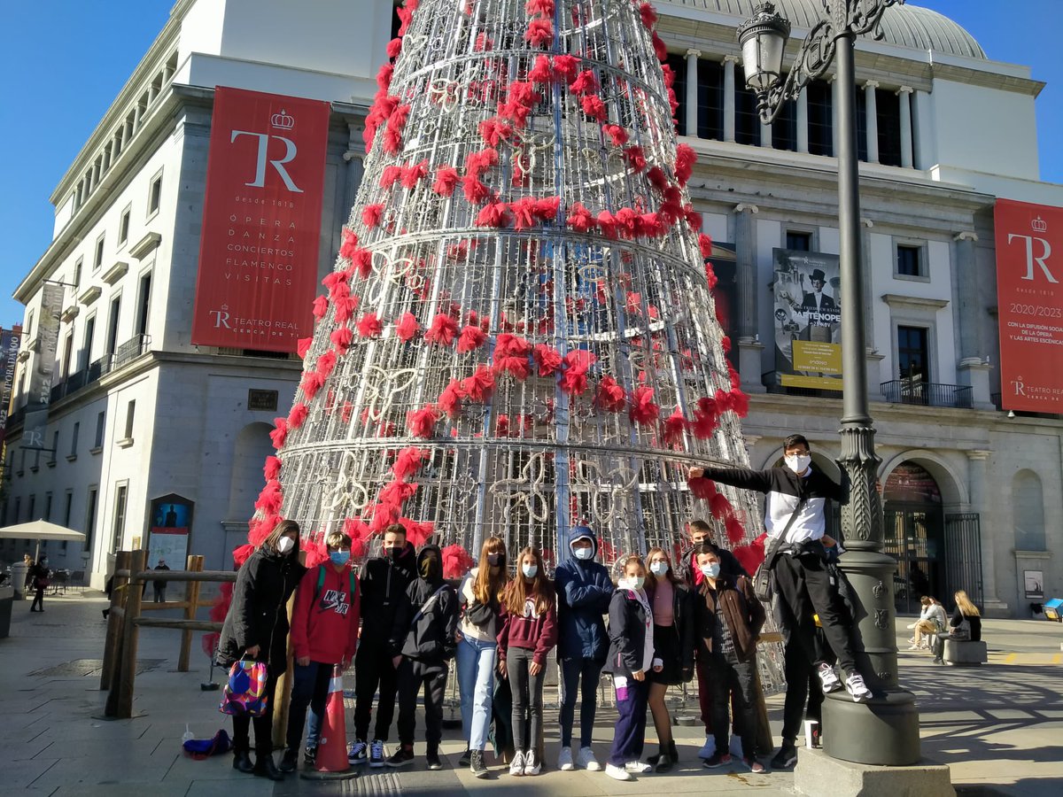 IesMMolina's tweet photo. Mañana soleada para pasear por #Madrid. #3ESOB  ha realizado el paseo del #MadridConventual. Muy buena experiencia. https://t.co/iJN7uzdPHP