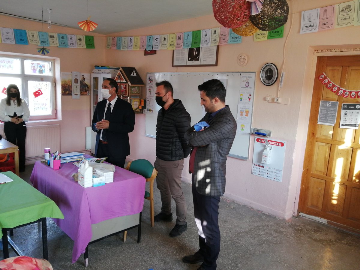 Bugdayli25's tweet photo. Okulumuzda,köyümüzün kadınlarına yönelik açılan okuma yazma kursumuzu ziyaret eden İlçe Milli Eğitim Müdürümüz Sn.@latifbagacli ve Şube Müdürümüz Sn. @omer25guney ile  Halk Eğitim Müdürü Sn Oğuzhan KILIÇ, a ziyaretlerinden dolayı teşekkür ederiz
@skaygusuz
https://t.co/DHcyLpWOSa https://t.co/LnnH5axUsz