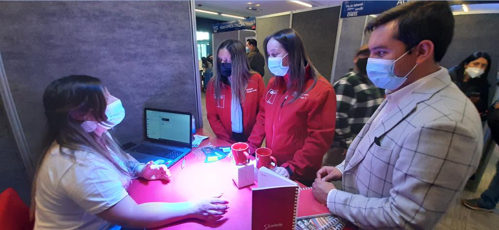 🔴 A las 11 horas se realizó el tradicional corte de cinta de la #FeriaLaboral2021 con la Delegada Presidencial <a href="/jrojasgar/">Jennifer Rojas García</a> @VoceriaXII <a href="/VSchiattino/">Victoria Cortes Schiattino</a> y <a href="/SENCEMAGALLANES/">SENCE MAGALLANES</a> ofertando más de mil empleos para la región de #Magallanes 🙌 #AquíHayOfertas 👍👍