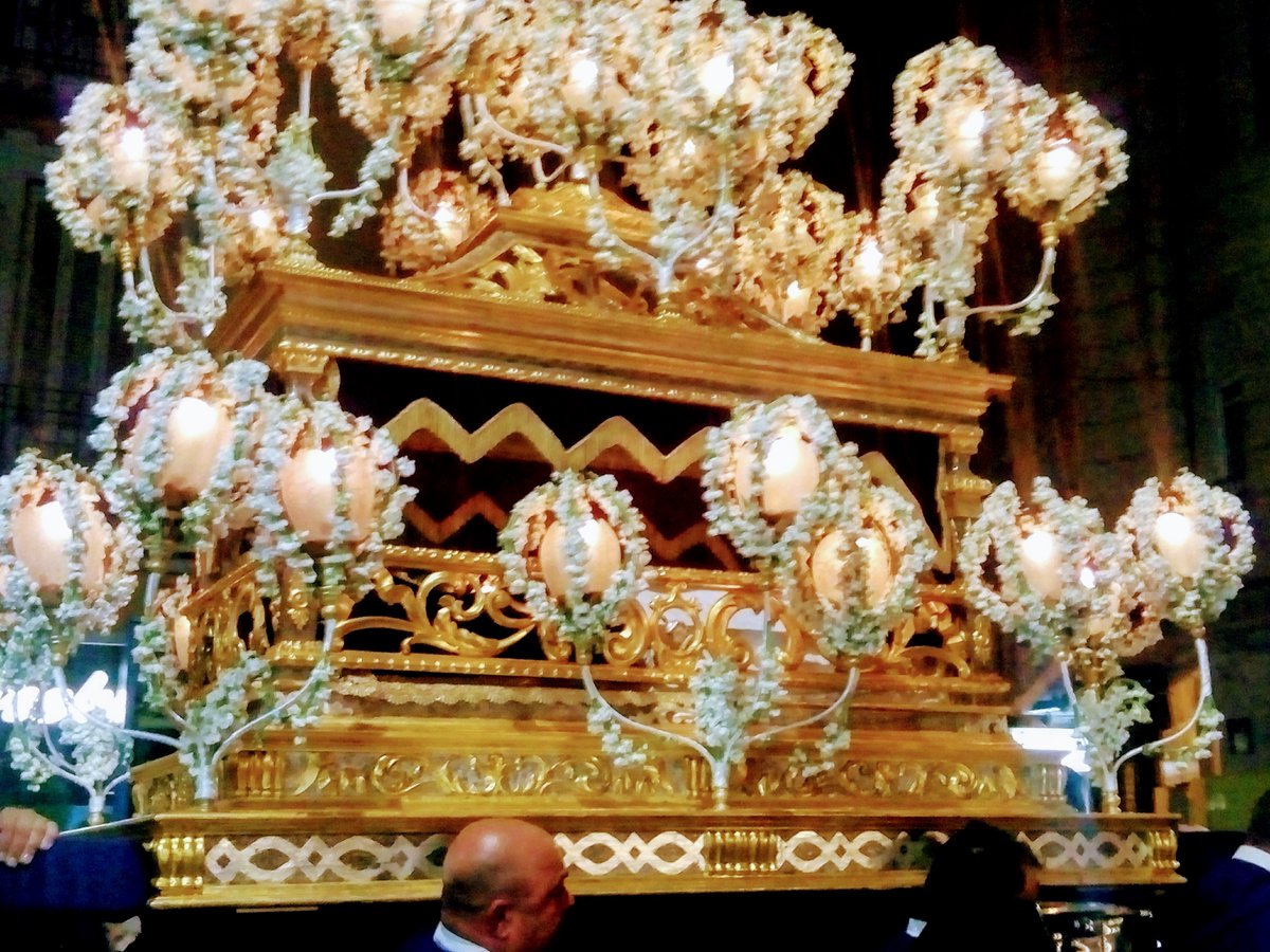 Tal día como hoy en 2017 nuestro corazón se inundó de emoción porque veíamos procesionar a "La Cama" por las calles de Murcia en la Magna procesión.  Para el recuerdo el instante único en el que veíamos pasar a La Cama por delante del imafronte de la Catedral. Un momento unico!!