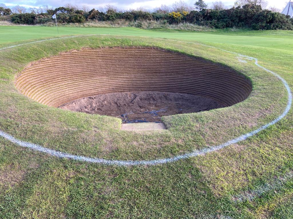 DuraBunker's tweet photo. As bunkers go it's about as classic links style as you'll ever see, and yet...... Synthetic or Natural revetting? Brian Story doing a tremendous job with @DuraBunker on this Autumn's work @sillothgolfclub #linksgolf #top100course #topbunkers #builttolast https://t.co/TX0AKo70BW https://t.co/WdU4hNRGtF