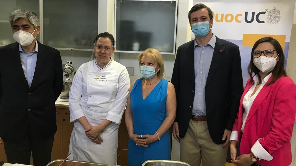 EligeVivirSano's tweet photo. Hoy @jpguilisasti junto a la Coord. Reg. de @SENAMAGOB Pamela Mardones asistieron a una clase de cocina para personas mayores organizada por @DuocUC para 20 vecinos de @MuniLaReina, donde la chef Daniela Aceituno les enseñó a realizar preparaciones de #EligeVivirSano. https://t.co/HJ9DuymHYn