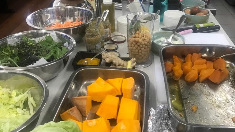 EligeVivirSano's tweet photo. Hoy @jpguilisasti junto a la Coord. Reg. de @SENAMAGOB Pamela Mardones asistieron a una clase de cocina para personas mayores organizada por @DuocUC para 20 vecinos de @MuniLaReina, donde la chef Daniela Aceituno les enseñó a realizar preparaciones de #EligeVivirSano. https://t.co/HJ9DuymHYn