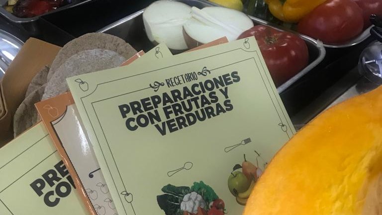 EligeVivirSano's tweet photo. Hoy @jpguilisasti junto a la Coord. Reg. de @SENAMAGOB Pamela Mardones asistieron a una clase de cocina para personas mayores organizada por @DuocUC para 20 vecinos de @MuniLaReina, donde la chef Daniela Aceituno les enseñó a realizar preparaciones de #EligeVivirSano. https://t.co/HJ9DuymHYn