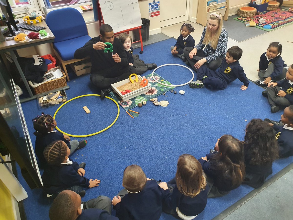 ststephensSW8's tweet photo. Nursery are busy bees learning about magnetic objects π§² π©π Testing and sorting objects to see if they stick to the big magnets or not ππ§²π‘ #StStephensNursery #learning #StStephensEYFS #EYFS #science https://t.co/gWnAJdLcAl