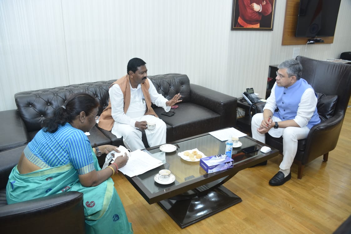 Railway Ers (JE/SSE) are thankful to Hon'ble cetral ministers Er <a href="/AshwiniVaishnaw/">Ashwini Vaishnaw</a> ji &amp; Er <a href="/Bishweswar_Tudu/">Bishweswar Tudu</a> ji under leadership of Hon'ble PM Shri <a href="/narendramodi/">Narendra Modi</a> ji for hearing all grievances &amp; assured to accord #JusticeToRly_JE_SSE soon. SABKA SATH, SABKA BIKASH, SABKA BISWAS.