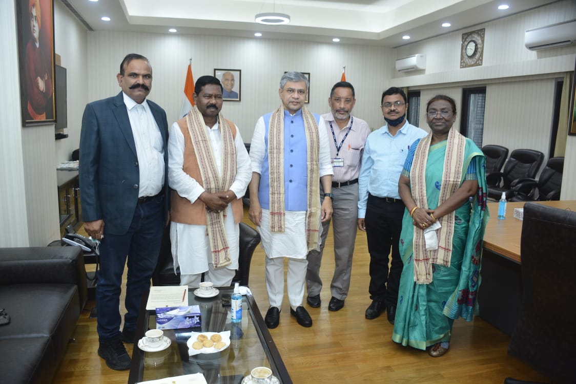 ecorea2008's tweet photo. Railway Ers (JE/SSE) are thankful to Hon'ble cetral ministers Er @AshwiniVaishnaw ji &amp; Er @Bishweswar_Tudu ji under leadership of Hon'ble PM Shri @narendramodi ji for hearing all grievances &amp; assured to accord #JusticeToRly_JE_SSE soon. SABKA SATH, SABKA BIKASH, SABKA BISWAS. https://t.co/bNT8vVFZ08