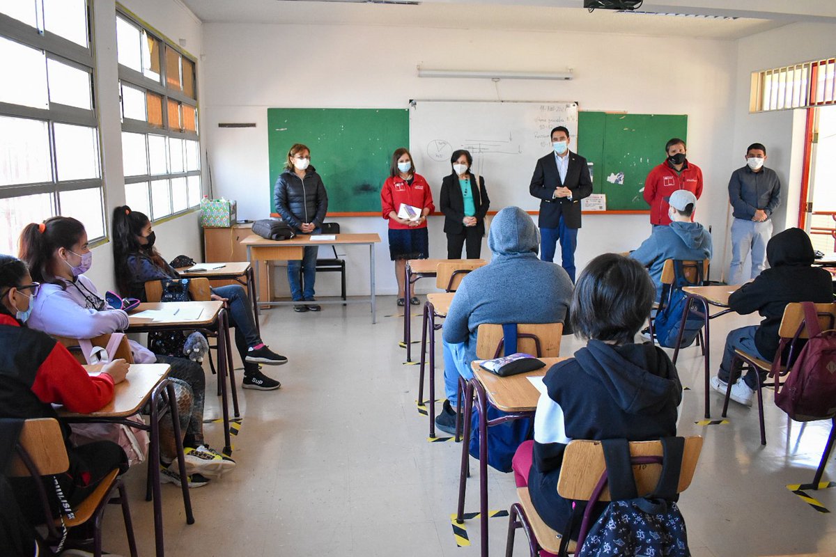 Estamos en #Vallenar con un programa muy importante para el futuro de los niños: el Delegado <a href="/UrquietaAtacama/">Patricio Urquieta</a> junto al Seremi Luis Morales y la DPP, <a href="/NellyGaleb/">Nelly Galeb Bou</a> hicieron entrega de tablets que les van a permitir acceder al programa de educación financiera del <a href="/FOSIS_ATACAMA/">FOSIS Atacama</a> 💻📚