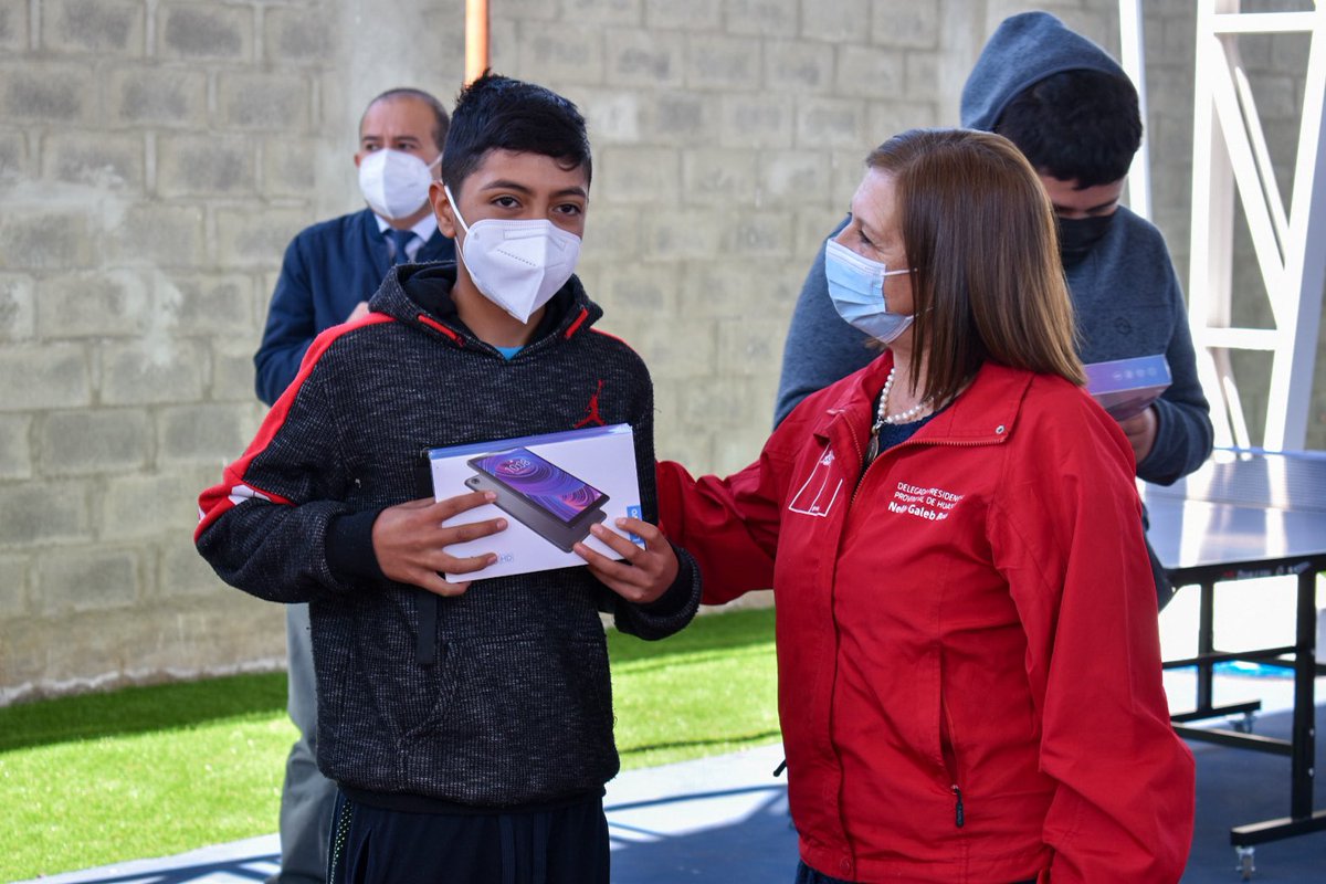 DPRAtacama's tweet photo. Estamos en #Vallenar con un programa muy importante para el futuro de los niños: el Delegado @UrquietaAtacama junto al Seremi Luis Morales y la DPP, @NellyGaleb hicieron entrega de tablets que les van a permitir acceder al programa de educación financiera del @FOSIS_ATACAMA 💻📚 https://t.co/BZvXh7IIae